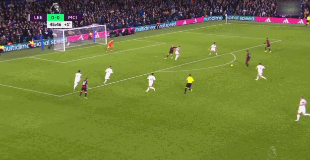 国安全队抵达北京，大兴机场内围满前来接机的国安球迷