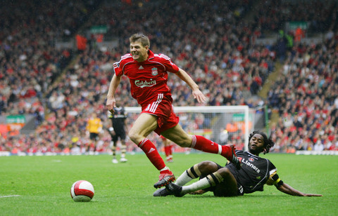 北京时间12月11日凌晨，皇马在欧冠联赛阶段第6轮主场1-2遭曼城逆转。（欧冠第6轮：曼城客场2-1逆转皇马（北京时间12月11日凌晨））